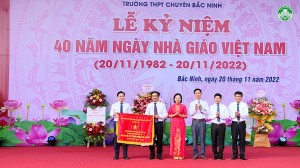 Bí thư Tỉnh ủy Bắc Ninh chúc mừng Ngày Nhà giáo Việt Nam 20/11 và trao Cờ thi đua xuất sắc của Chính phủ cho Trường THPT Chuyên Bắc Ninh