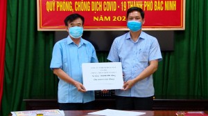 Ủy ban MTTQ thành phố Bắc Ninh tiếp nhận ủng hộ Quỹ phòng, chống dịch Covid-19