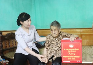 Chủ tịch Ủy ban MTTQ tỉnh Bắc Ninh thăm, tặng quà nhân kỷ niệm 77 năm Ngày Thương binh Liệt sỹ tại thành phố Bắc Ninh