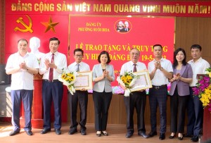 Chủ tịch UBND tỉnh Nguyễn Hương Giang trao tặng Huy hiệu Đảng tại phường Suối Hoa