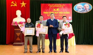 Bí thư Thành ủy trao Huy hiệu Đảng tại Đảng bộ phường Tiền An