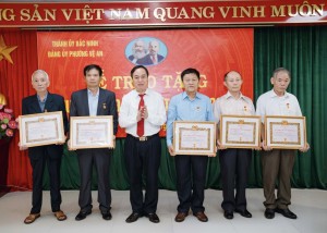 Trưởng Ban Tuyên giáo Thành ủy trao Huy hiệu Đảng tại phường Vệ An
