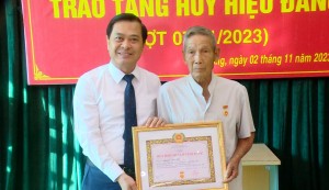 Phó Chủ tịch Thường trực UBND thành phố trao Huy hiệu Đảng tại phường Hòa Long