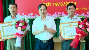 Trưởng Ban Tuyên giáo Thành ủy Nguyễn Đức Hiện trao Huy hiệu Đảng đợt 19/5 tại Đảng bộ phường Hòa Long