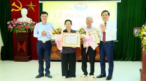 Phó Chủ tịch Thường trực UBND thành phố trao Huy hiệu Đảng  tại phường Hạp Lĩnh
