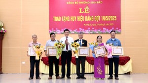 Phó Bí thư Thường trực Thành ủy Nguyễn Hoàng Long trao Huy hiệu Đảng tại Đảng bộ phường Kinh Bắc