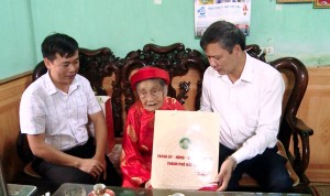 Bí thư Thành ủy thăm, tặng quà người cao tuổi tại phường Vũ Ninh