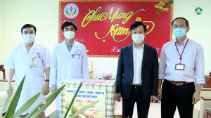 Chủ tịch UBND thành phố tặng quà các đơn vị sản xuất, phục vụ  Tết Nguyên đán Tân Sửu