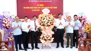 Phó Bí thư Thường trực Thành ủy Nguyễn Hoàng Long thăm tặng hoa chúc mừng nhân kỷ niệm ngày Báo chí cách mạng Việt Nam