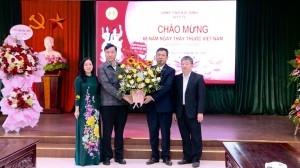 Phó Bí thư Thường trực Thành ủy thăm, chúc mừng Ngày Thầy thuốc  Việt Nam