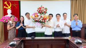 Bí thư Thành ủy Bắc Ninh Tạ Đăng Đoan chúc mừng Ban Tuyên giáo Tỉnh ủy và cơ quan báo Nhân dân thường trú tại Bắc Ninh