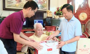 Chủ tịch UBND thành phố thăm, tặng quà người cao tuổi tại phường Vạn An