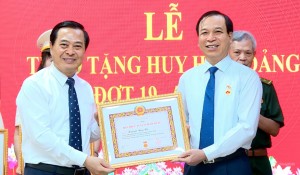 Chủ tịch UBND thành phố trao Huy hiệu Đảng đợt 19 – 5 tại Đảng bộ phường Suối Hoa
