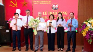 Chủ tịch UBND tỉnh trao Huy hiệu Đảng tại Đảng bộ phường Suối Hoa