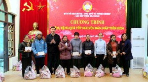 Tặng quà Tết cho các hộ nghèo, hộ cận nghèo tại thành phố Bắc Ninh