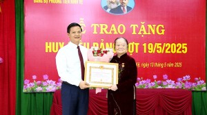 Chủ tịch UBND tỉnh Vương Quốc Tuấn trao Huy hiệu Đảng  tại Đảng bộ phường Tiền Ninh Vệ