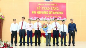 Lãnh đạo tỉnh, thành phố trao Huy hiệu Đảng đợt 2/9 tại phường Kinh Bắc