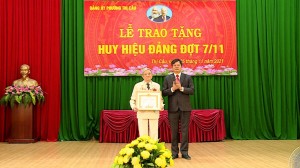 Bí thư Thành ủy trao Huy hiệu Đảng đợt 7/11 tại Đảng bộ phường Thị Cầu và Đảng bộ phường Tiền An 