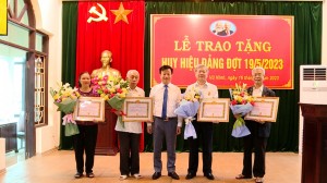 Chủ tịch UBND thành phố trao huy hiệu Đảng đợt 19/5/2023 tại Đảng bộ phường Vũ Ninh
