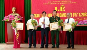 Lãnh đạo tỉnh, thành phố trao Huy hiệu Đảng tại Đảng bộ phường Võ Cường