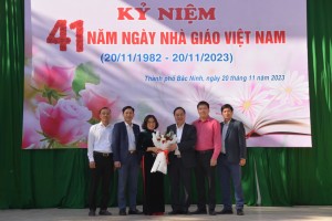 Ban Tuyên giáo Thành ủy Bắc Ninh tặng hoa chúc mừng một số trường học nhân dịp kỷ niệm 41 năm ngày Nhà giáo Việt Nam 