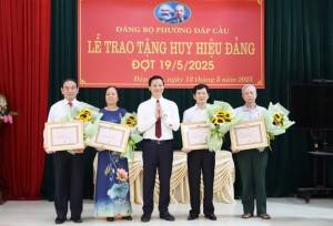 Chủ tịch UBND tỉnh Vương Quốc Tuấn trao Huy hiệu Đảng tại phường Đáp Cầu 