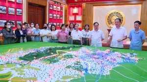 Lớp sơ cấp lý luận chính trị khóa XIV thành phố Bắc Ninh đi thực tế, học tập về truyền thống cách mạng