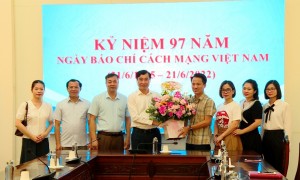 Phó Bí thư Thường trực Thành ủy Nguyễn Hoàng Long thăm tặng hoa chúc mừng nhân kỷ niệm ngày Báo chí cách mạng Việt Nam
