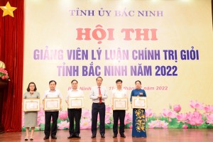 Thành ủy Bắc Ninh nhận Bằng khen của Ban Thường vụ Tỉnh ủy về thành tích tổ chức Hội thi giảng viên LLCT giỏi