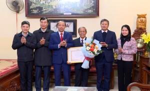 Phó Bí thư Thường trực Tỉnh ủy Nguyễn Quốc Chung trao Huy hiệu Đảng đợt 3/2 tại phường Suối Hoa