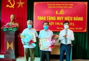 Chủ tịch UBND thành phố trao Huy hiệu Đảng tại Đảng bộ phường Hòa Long