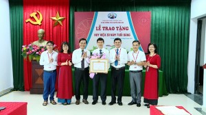 Phó Chủ tịch Thường trực UBND thành phố trao Huy hiệu Đảng tại Chi bộ trường THCS Nguyễn Đăng Đạo