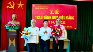 Chủ tịch UBND thành phố trao Huy hiệu Đảng đợt 19-5 tại Đảng bộ phường Hòa Long