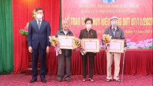 Phó Bí thư Thường trực Thành ủy trao huy hiệu Đảng  tại phường Võ Cường