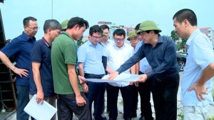 Chủ tịch UBND thành phố Nguyễn Mạnh Hiếu kiểm tra hệ thống tiêu thoát nước tại khu vực phía Tây Nam trước mùa mưa bão