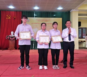 Phó Chủ tịch Thường trực UBND thành phố Nguyễn Mạnh Hiếu dự Lễ vinh danh và trao thưởng tại Trường THPT Hàn Thuyên 