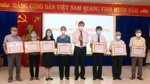 Phó Bí thư Thường trực Thành ủy trao Huy hiệu Đảng cho các đảng viên lão thành phường Đại Phúc