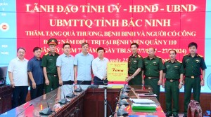 Phó Chủ tịch UBND tỉnh thăm, tặng quà Bệnh viện Quân y 110 và người có công với cách mạng tại thành phố Bắc Ninh