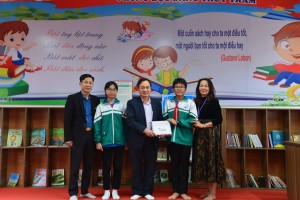 Trung tâm Chính trị thành phố tặng sách một số phòng đọc khu phố, trường học nhân kỷ niệm 41 năm ngày Nhà giáo Việt Nam