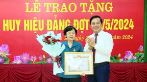 Phó Chủ tịch Thường trực UBND thành phố trao Huy hiệu Đảng  tại phường Ninh Xá