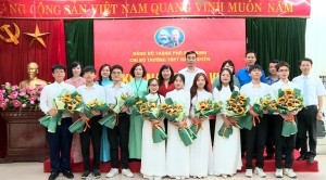 Phó Bí thư Thường trực Thành ủy dự Lễ kết nạp Đảng cho 09 học sinh Trường THPT Hàn Thuyên