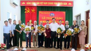 Phó Bí thư Thường trực Thành ủy Nguyễn Hoàng Long trao Huy hiệu Đảng đợt 7/11 tại Đảng bộ phường Nam Sơn