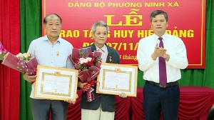 Lãnh đạo tỉnh, thành phố trao Huy hiệu Đảng cho đảng viên thuộc Đảng bộ phường Vạn An và Đảng bộ phường Ninh Xá