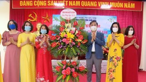 Phó Chủ tịch Thường trực UBND thành phố thăm, tặng hoa chúc mừng trường Mầm non Suối Hoa