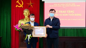 Phó Bí thư Thường trực Thành ủy dự Lễ trao tặng Huy hiệu Đảng đợt tháng 3-2 tại Chi bộ khối Đoàn thể thành phố