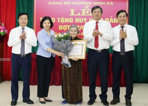 Lãnh đạo tỉnh, thành phố trao Huy hiệu Đảng đợt 2-9