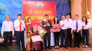 Bí thư Thành ủy trao Huy hiệu 75 năm tuổi Đảng cho đảng viên Ngô Thuần Dung, phường Thị Cầu