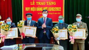 Phó Bí thư Thường thực Thành ủy trao Huy hiệu Đảng tại phường Vũ Ninh