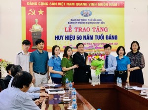 Chủ tịch UBND thành phố trao Huy hiệu 50 năm tuổi Đảng cho đồng chí Đặng Sỹ Sảo