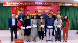 Đảng uỷ phường Vệ An tổ chức Hội nghị kiểm điểm giữa nhiệm kỳ và sơ kết 2 năm thực hiện Kết luận số 01 của Bộ Chính trị